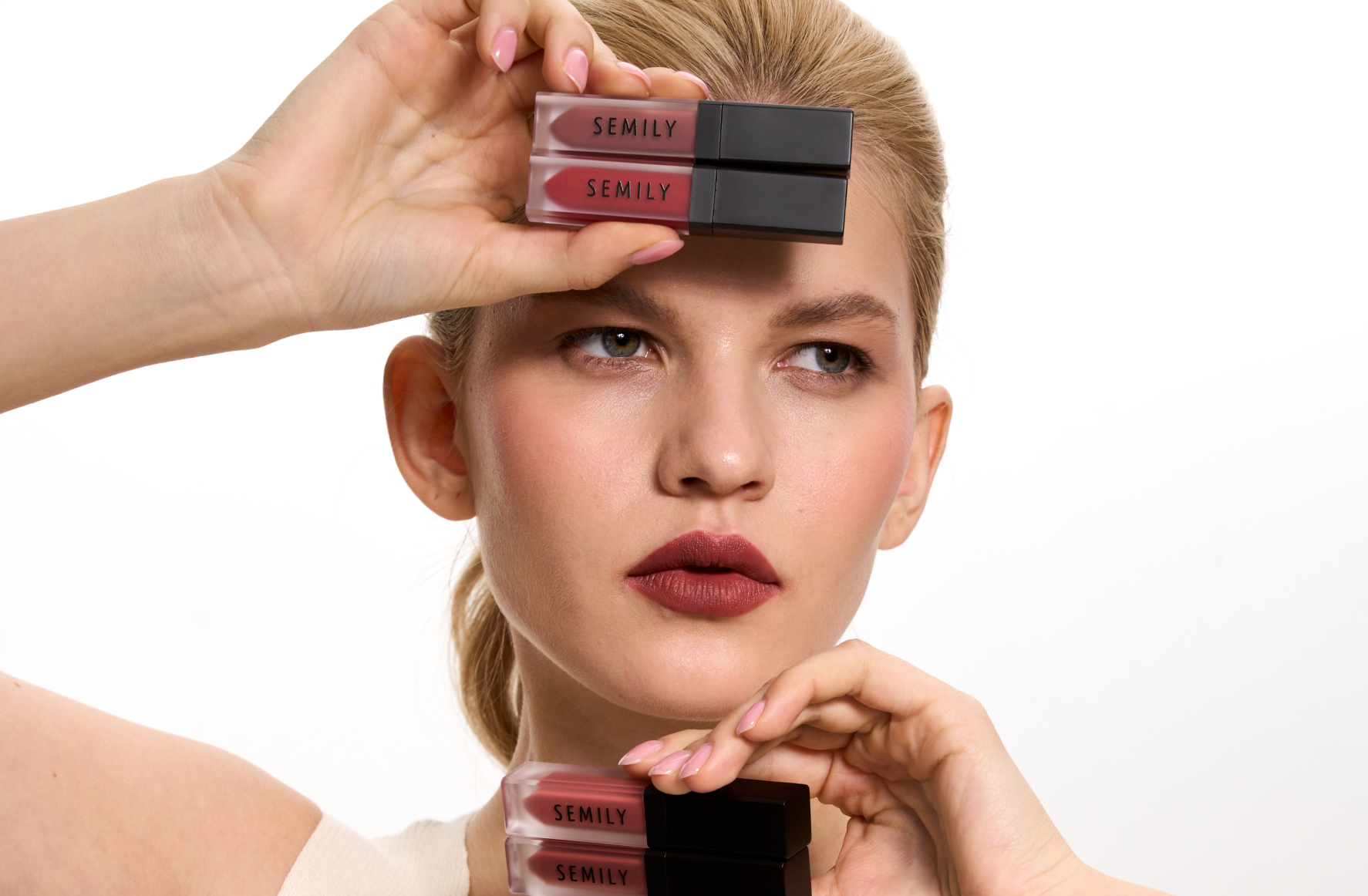 Вельветовая помада для губ вишневая